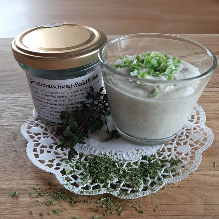 Salatkräutermischung fertig im Glas mit Kräutergarnitur