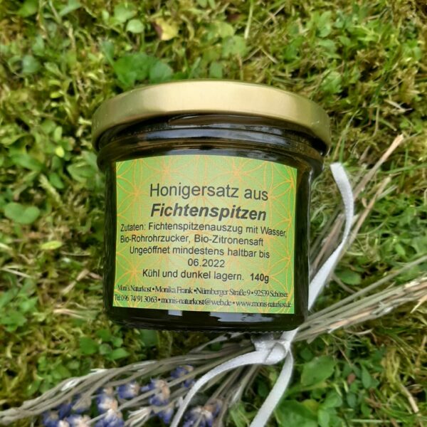 Honigersatz im Glas auf Wiese