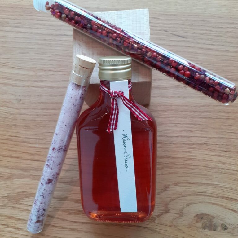 Set Rosensirup in der Schraubflasche und Rosenzucker
