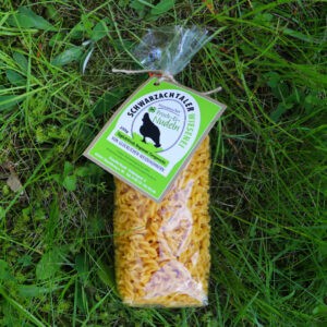 Spirelli in Tüte auf Blumenwiese